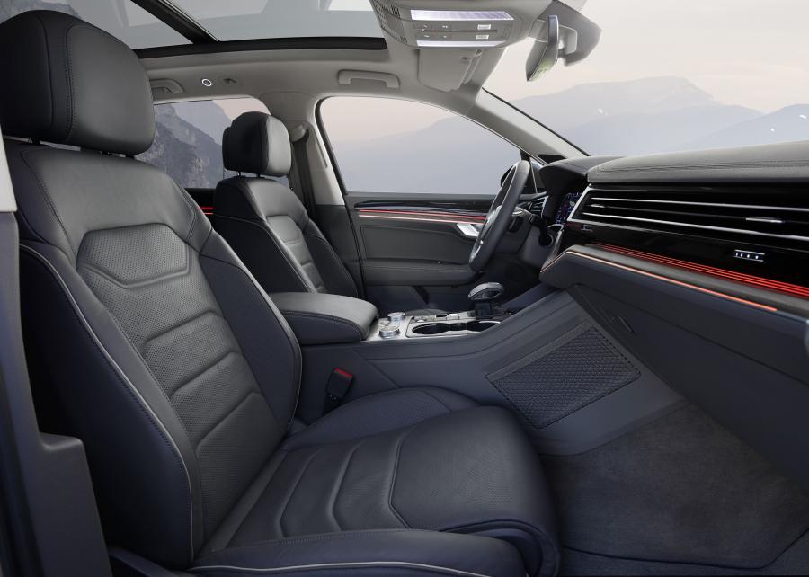 Интерьер Volkswagen Touareg V6 TDI Atmosphere 2018 года  (WW) (фото 11 из 15)